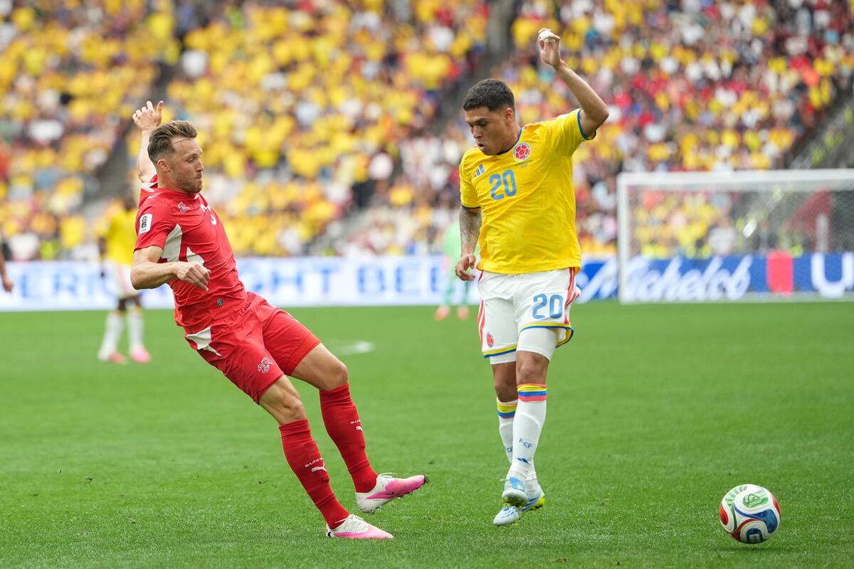 El suizo Silvan Widmer (izq.) en acción ante Juan Fernando Quintero (der.) durante el partido de octavos de final de la Copa Mundial de la FIFA 2026. //Foto, EFE: BOB FRID