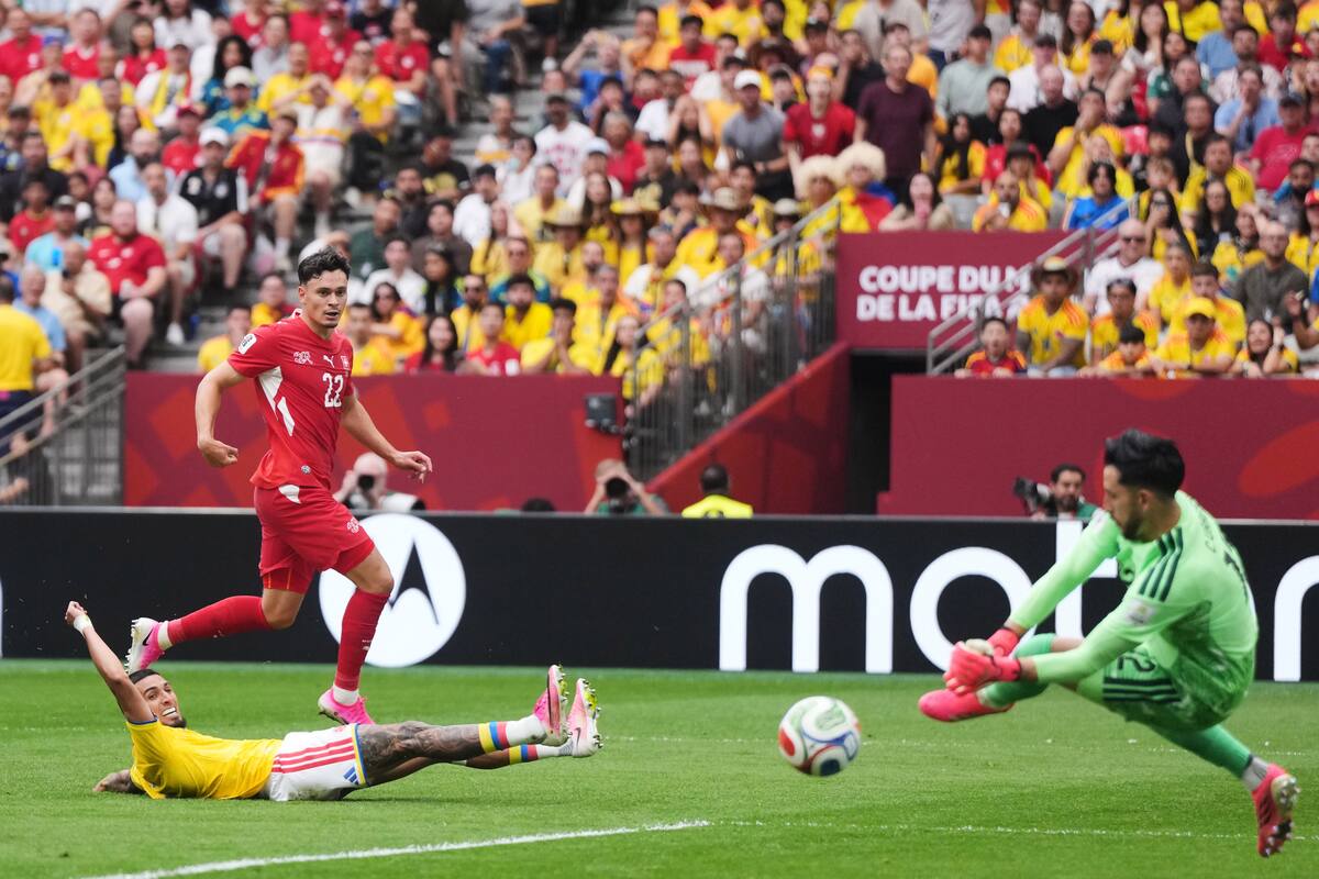 El suizo Fabian Rieder (22) tuvo una de las más claras de su seleccionado. Camilo Vargas (12) estuvo atento. //Foto, AP: Darryl Dyck/The Canadian Press
