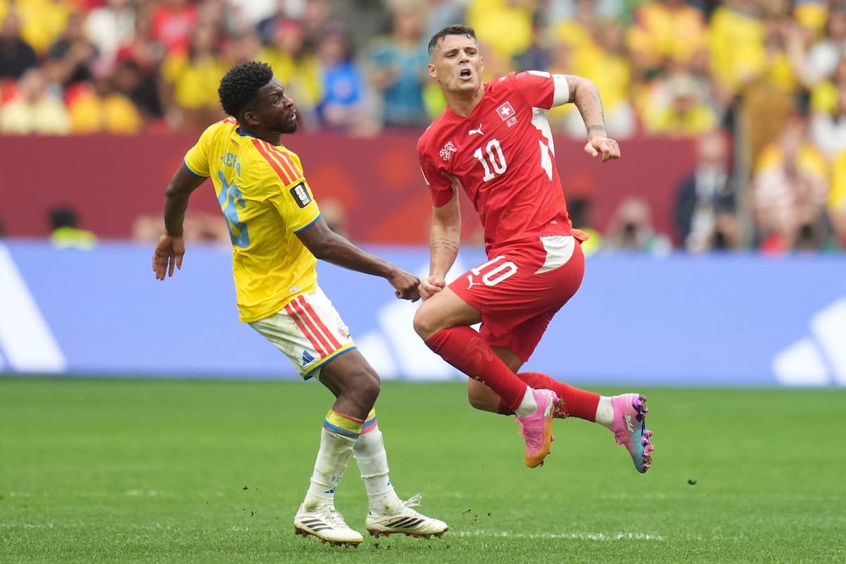 Jefferson Lerma (izq.) en acción ante el suizo Granit Xhaka (der.) durante el partido de octavos de final de la Copa Mundial. //Foto, EFE: BOB FRID