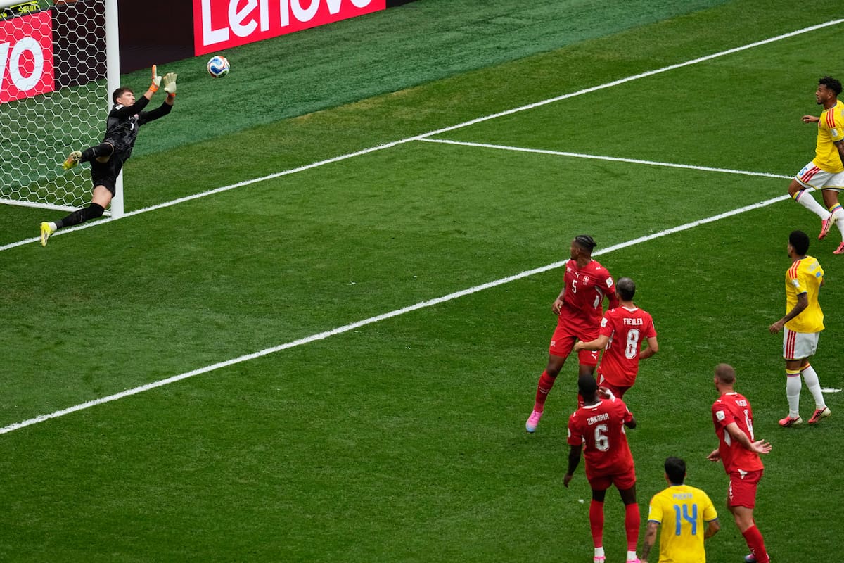 El suizo Gregor Kobel (1) tapó la situación más clara de Colombia. Gustavo Puerta (14) la tuvo en sus pies. //Foto, AP: Gregory Bull