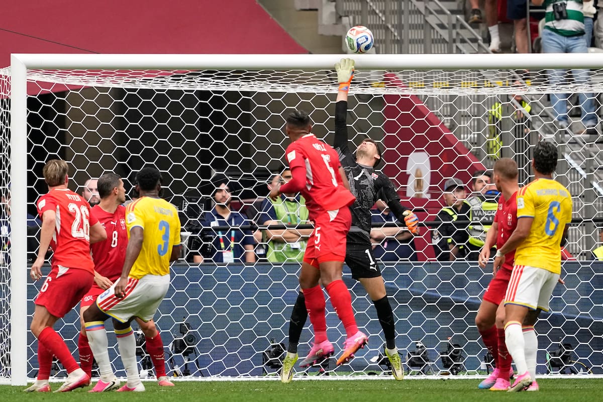 El suizo Gregor Kobel despeja el balón de Jhon Lucumí durante el partido de octavos de final de la Copa del Mundo. //Foto, AP: Lindsey Wasson