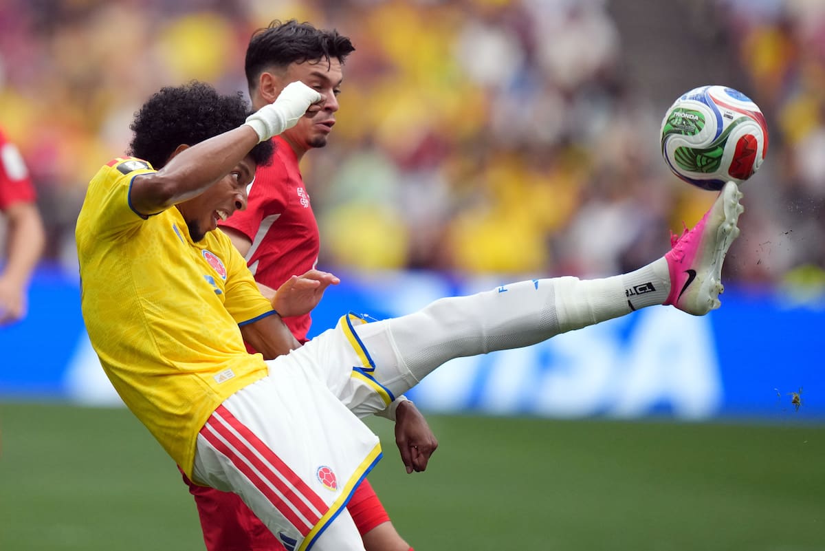 El colombiano Johan Mojica (17) y el suizo Fabian Rieder (22) disputan el balón durante el partido de octavos de final de la Copa del Mundo. //Foto, AP: Darryl Dyck/The Canadian Press