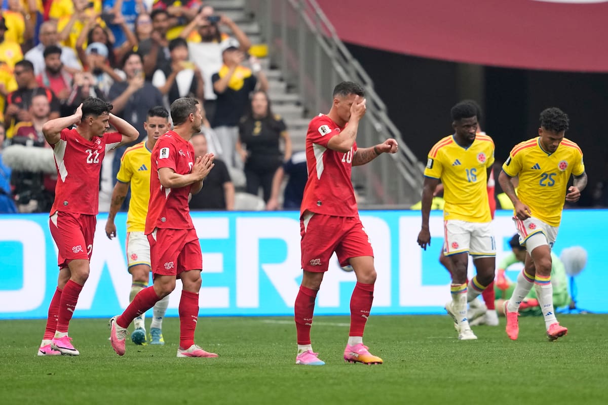 Las acciones del partido continúan muy parejas en el segundo tiempo entre Suiza y Colombia en los octavos de final del Mundial. //Foto, AP: Lindsey Wasson