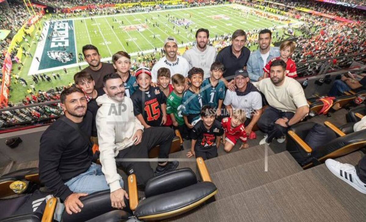 Los futbolistas con sus familares disfrutando el Super Bowl.//X