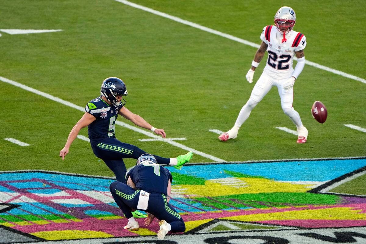 El pateador de los Seattle Seahawks, Jason Myers (5), patea un gol de campo mientras Charles Woods (22) de los New England Patriots defiende durante la primera mitad del partido de fútbol americano Super Bowl 60 de la NFL. //Foto, AP: Charlie Riedel