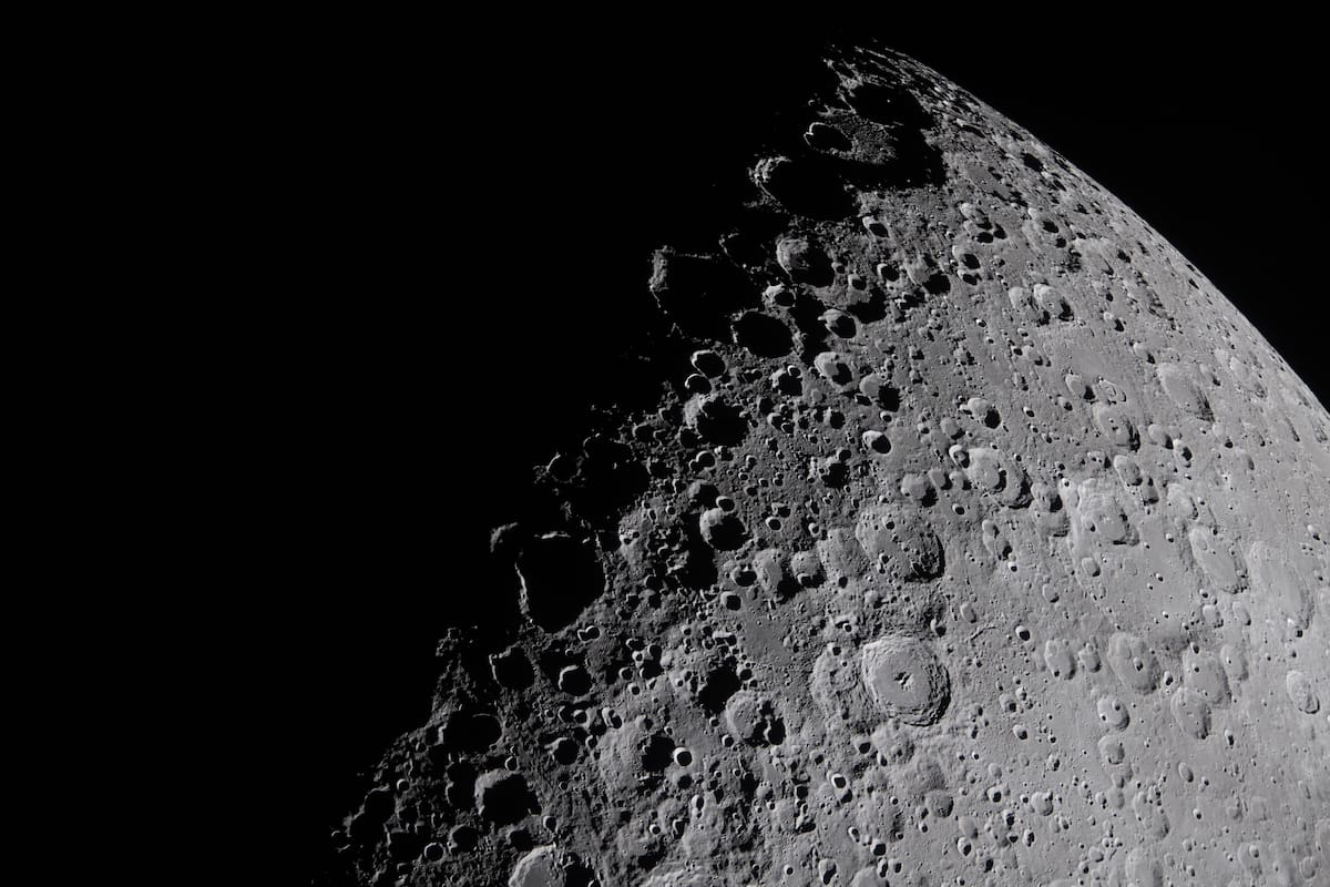 La tripulación de Artemis II capturó una porción de la Luna que aparece a lo largo del terminador —el límite entre el día y la noche lunares— donde la luz solar rasante proyecta largas y dramáticas sombras sobre la superficie. // NASA