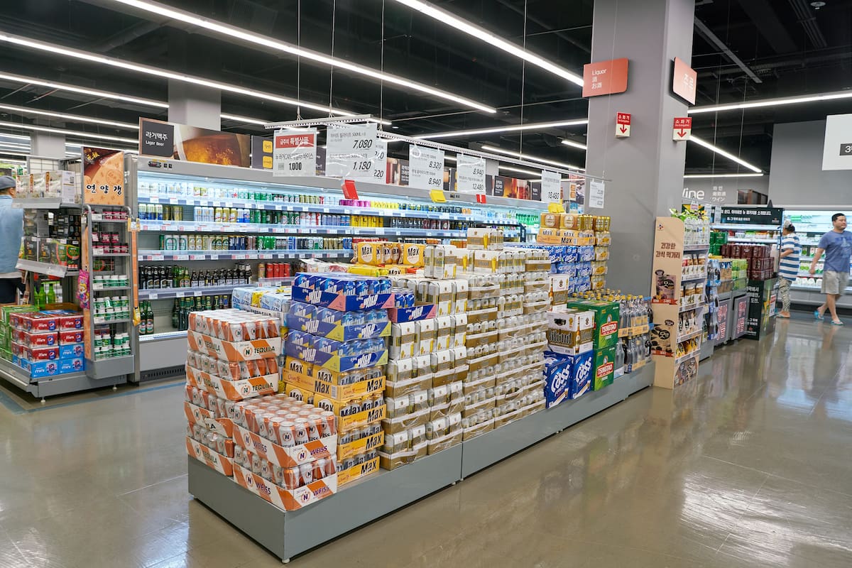 Al hacer mercado es común revisar promociones y precios exhibidos // 123rf.