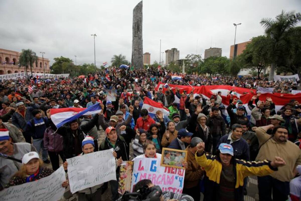 Seguidores y detractores de Lugo salen a las calles de Asunción. AP