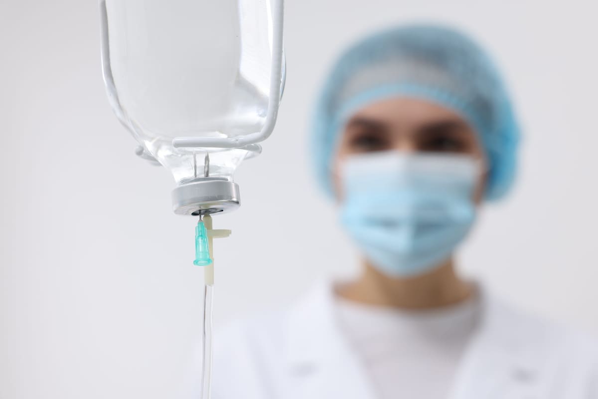 ¿Qué hay detrás de la sueroterapia? Riesgos y realidades de una moda peligrosa