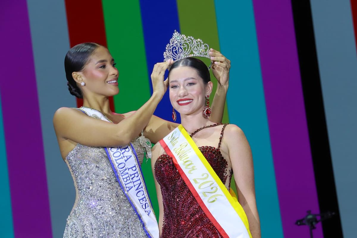 María José Ayazo corona a su sucesora, Susana Piñeres, como la nueva Señorita Bolívar. //Foto: cortesía.