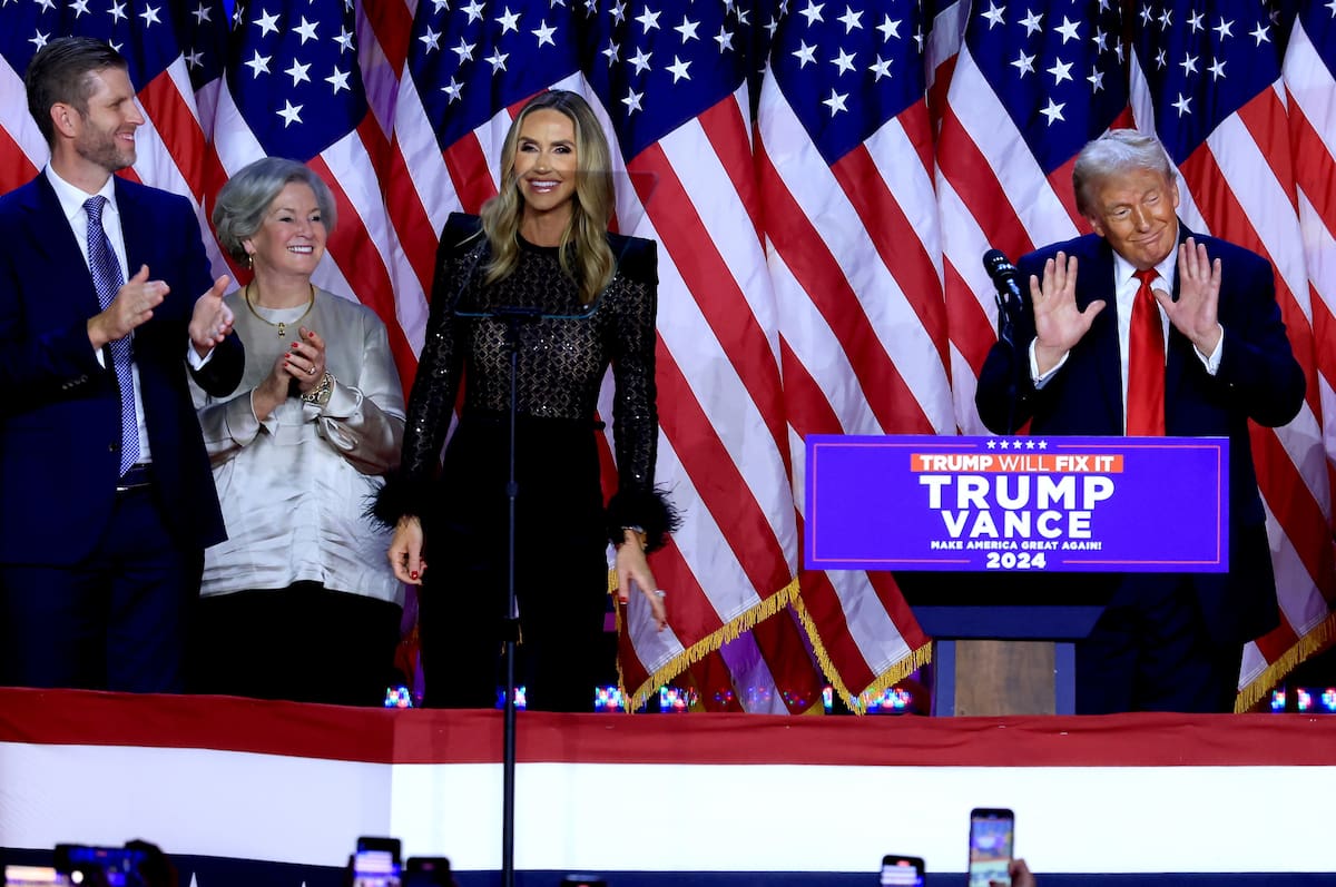 Susie Wiles (2-I) aplaude mientras Donald J. Trump se dirige a sus partidarios en la fiesta de observación de la noche de las elecciones. //EFE