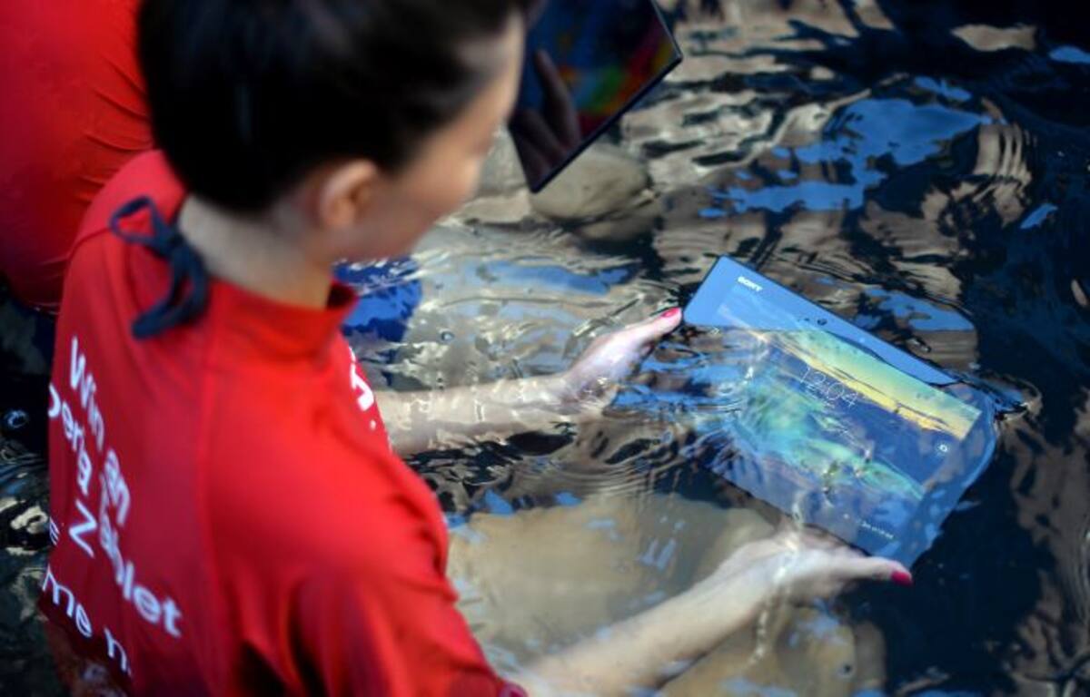 Sony hizo una demostración en Sidney de su tablet resistente al agua. AFP SAEED KHAN