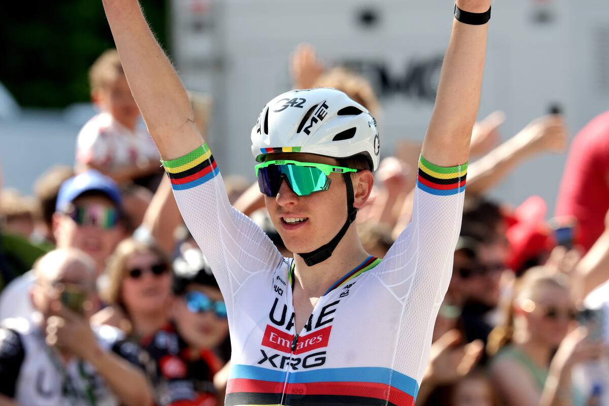Tadej Pogacar reina en los Alpes y acaricia el título del Dauphiné