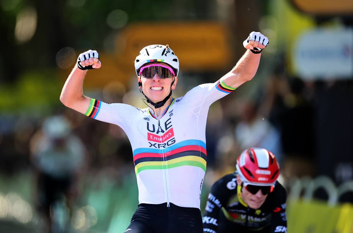 El ciclista esloveno Tadej Pogacar del UAE Team Emirates celebra su victoria en la cuarta etapa del Tour de Francia, una carrera ciclista de 174,2 km desde Amiens a Rouen, Francia. //Foto, EFE: CHRISTOPHE PETIT TESSON