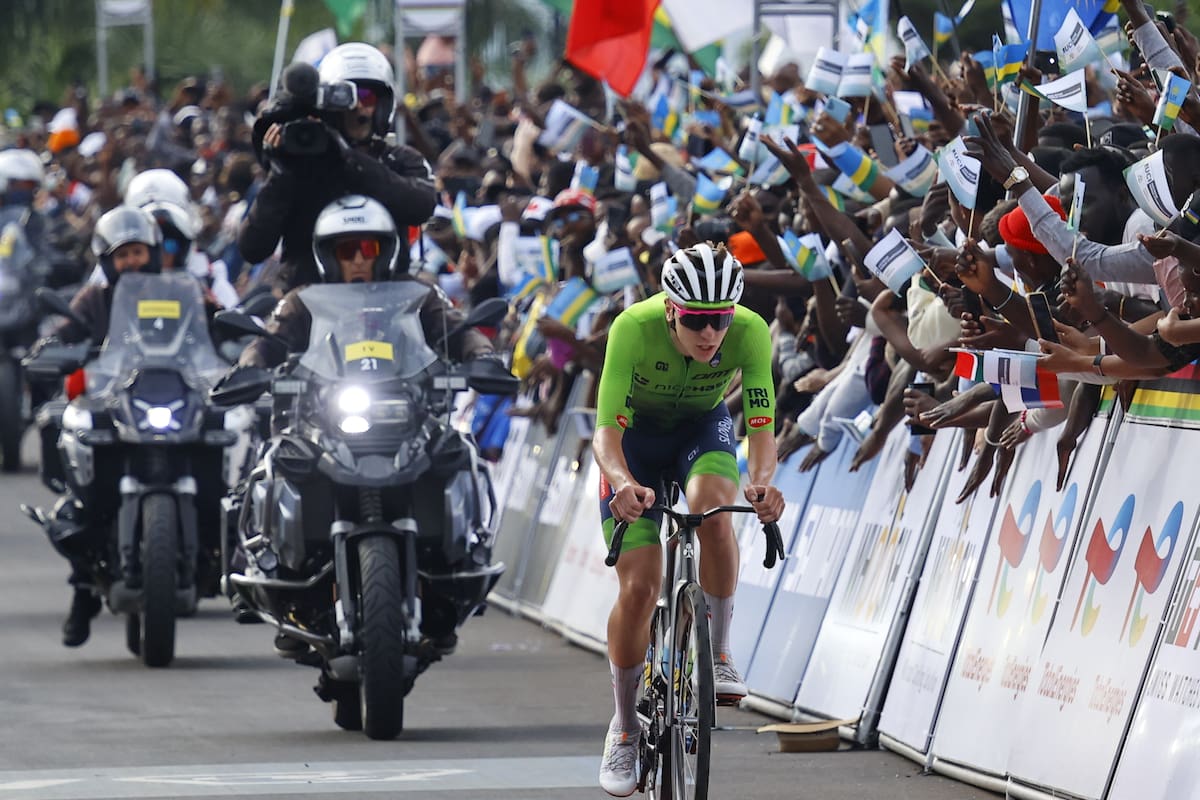 El esloveno Tadej Pogacar es el noveno campeón del mundial de ciclismo de ruta en ganar dos veces la medalla de oro en esta especialidad. //EFE/EPA/KIM LUDBROOK