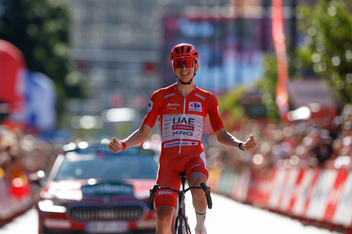 El ciclista esloveno del UAE Emirates Tadej Pogacar celebra su victoria en la cuarta etapa de La Vuelta a España. //Foto, EFE: Javier Lizón