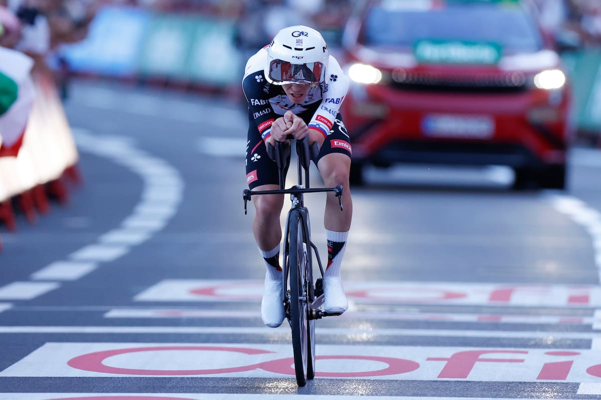 El ciclista esloveno Tadej Pogacar se dispone a ganar la primera etapa de la Vuelta a España, una crono de 9,4 kilómetros, en Mónaco. //Foto, EFE: Javier Lizón