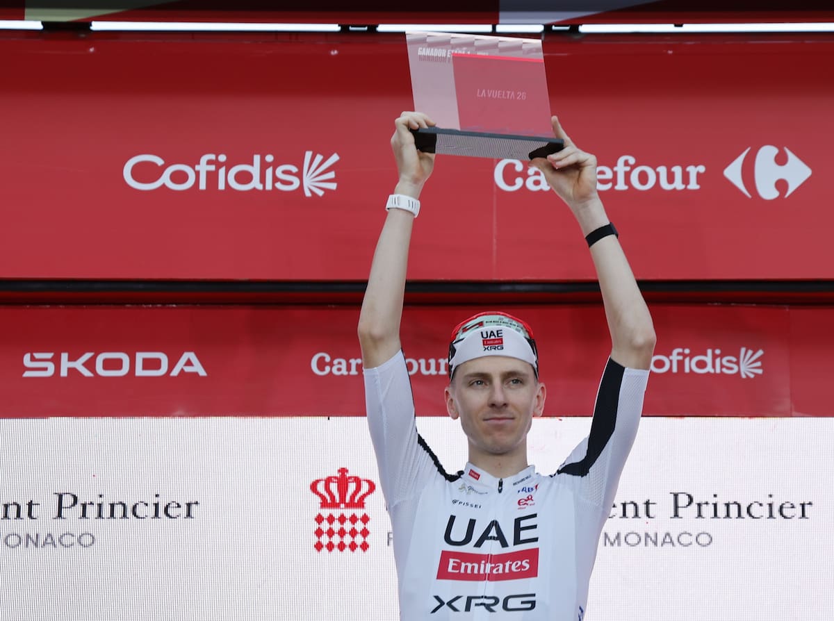 El esloveno Tadej Pogacar celebra su triunfo tras ganar primera etapa de la Vuelta a España, una contrarreloj individual (CRI) de 9,4 km en Mónaco. //Foto, EFE: SEBASTIEN NOGIER