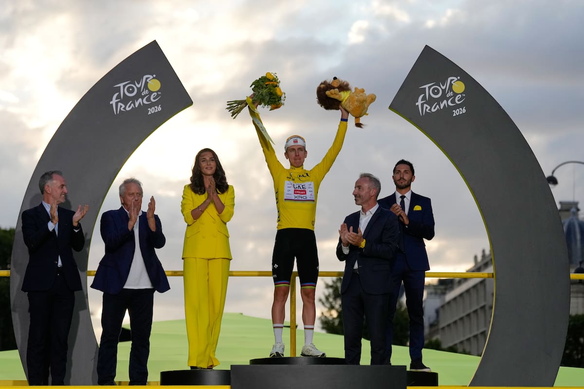 El esloveno Tadej Pogacar, vistiendo el maillot amarillo de líder de la clasificación general, celebra en el podio tras la última etapa de la carrera ciclista del Tour de Francia. //Foto, AP: Mosa'ab Elshamy