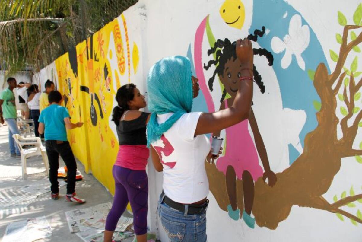 Con base en los dibujos de los estudiantes, se pintaron los murales que permanecerán durante todo el año en la institución Fernando De la Vega. // AROLDO MESTRE-EL UNIVERSAL