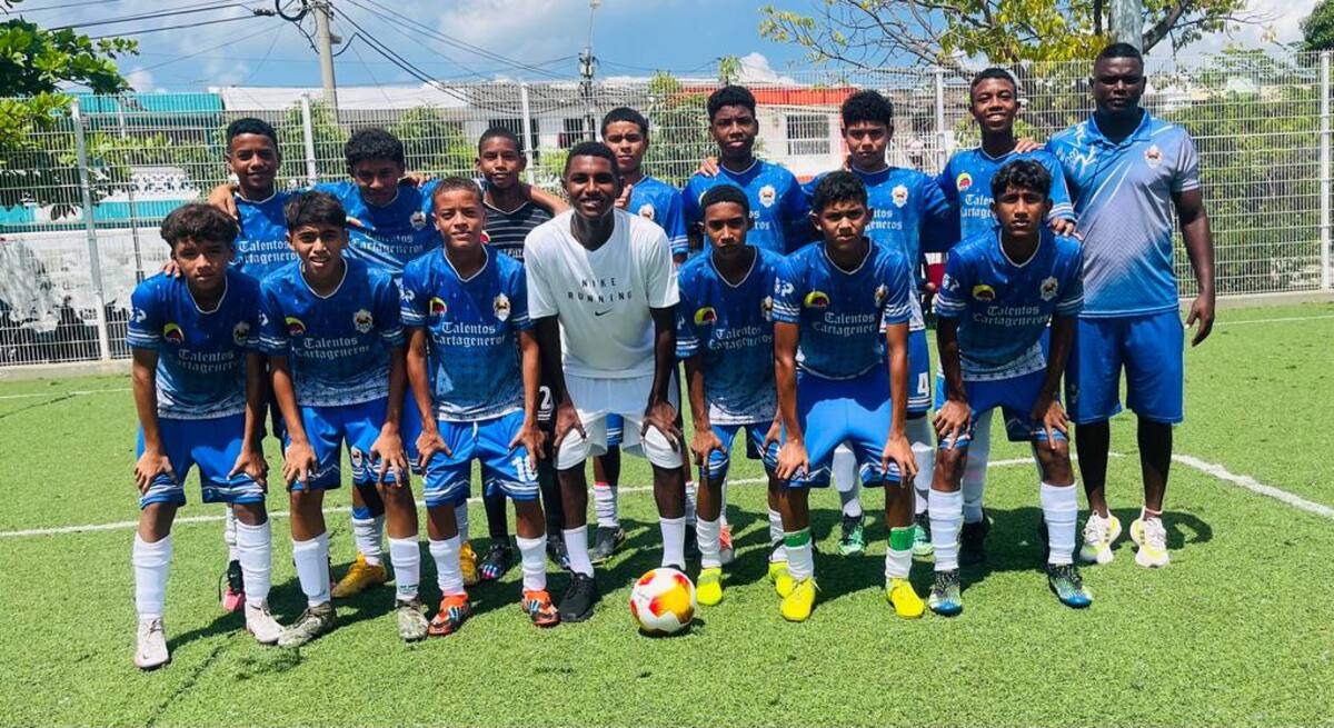Miguel Agámez (centro) con sus compañeros de Talentos Cartageneros el día de su partida a Barranquilla FC. //Cortesía