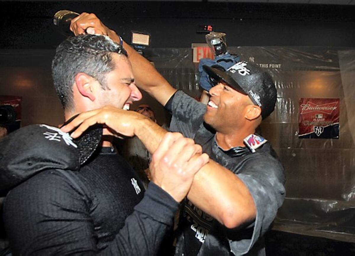 Mariano Rivera y Jorge Posada festejan la llegada de los Yanquis a los playoffs. AFP