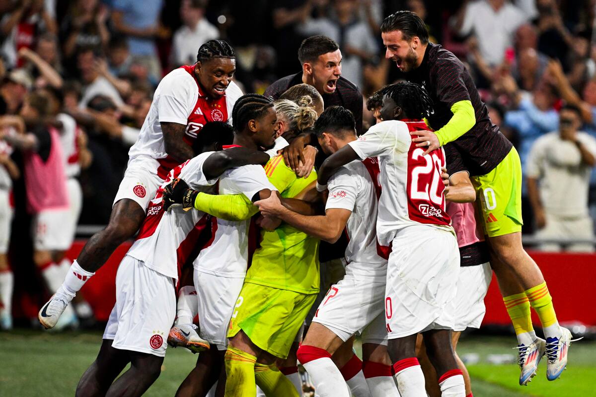 Los jugadores del Ajax celebran tras ganar la tanda de penaltis 13-12 tras la tercera ronda de clasificación de la UEFA Europa League. //EFE