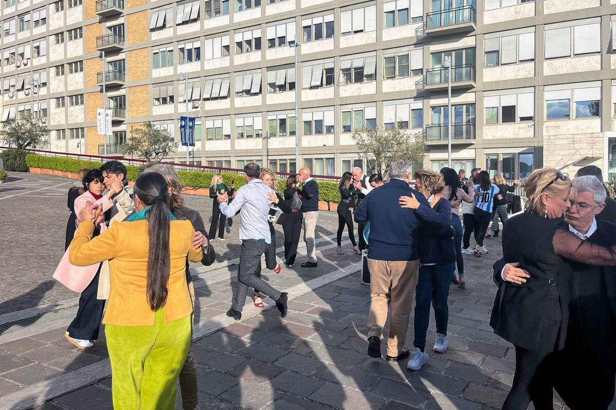 La comunidad tanguera de Roma, compuesta por muchos argentinos, se reunió este domingo frente al hospital Gemelli, donde el papa Francisco permanece ingresado. //EFE