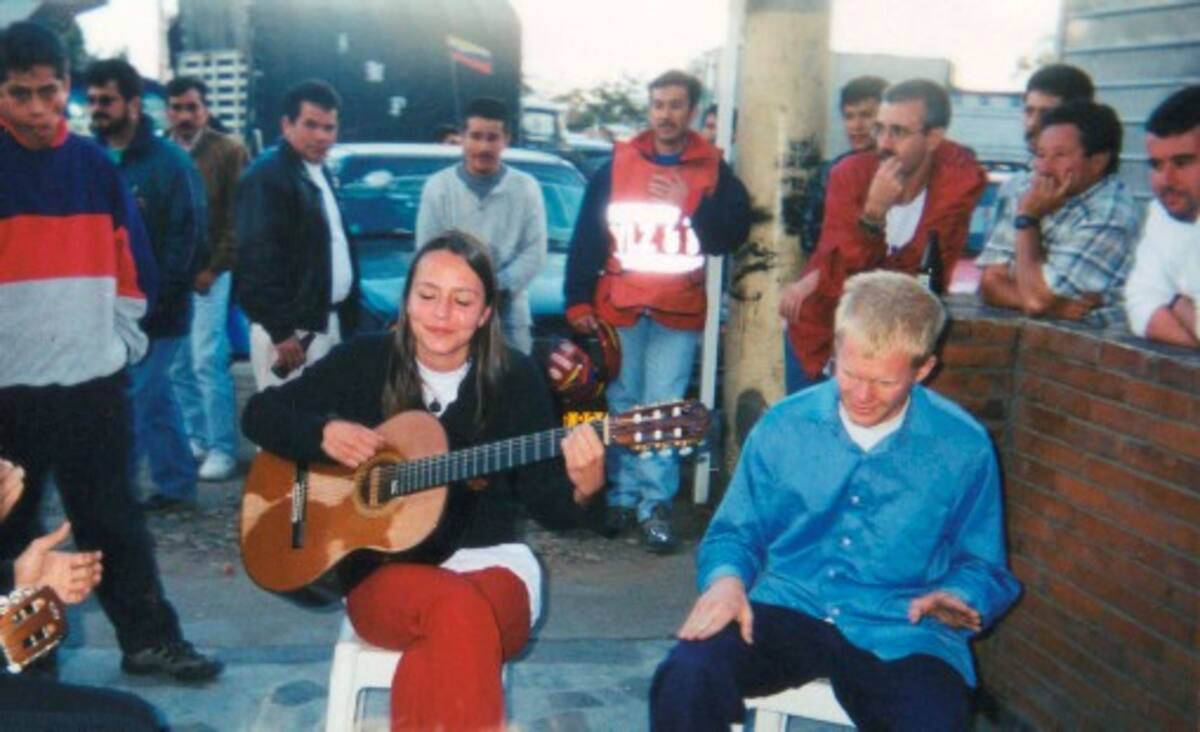 Tanja Nijmeijer, tocando guitarra en un lugar desconocido durante una visita a Colombia por un grupo de jóvenes europeos de izquierda en agosto de 2001. Después de esa gira Nijmeijer se unió a las FARC.
