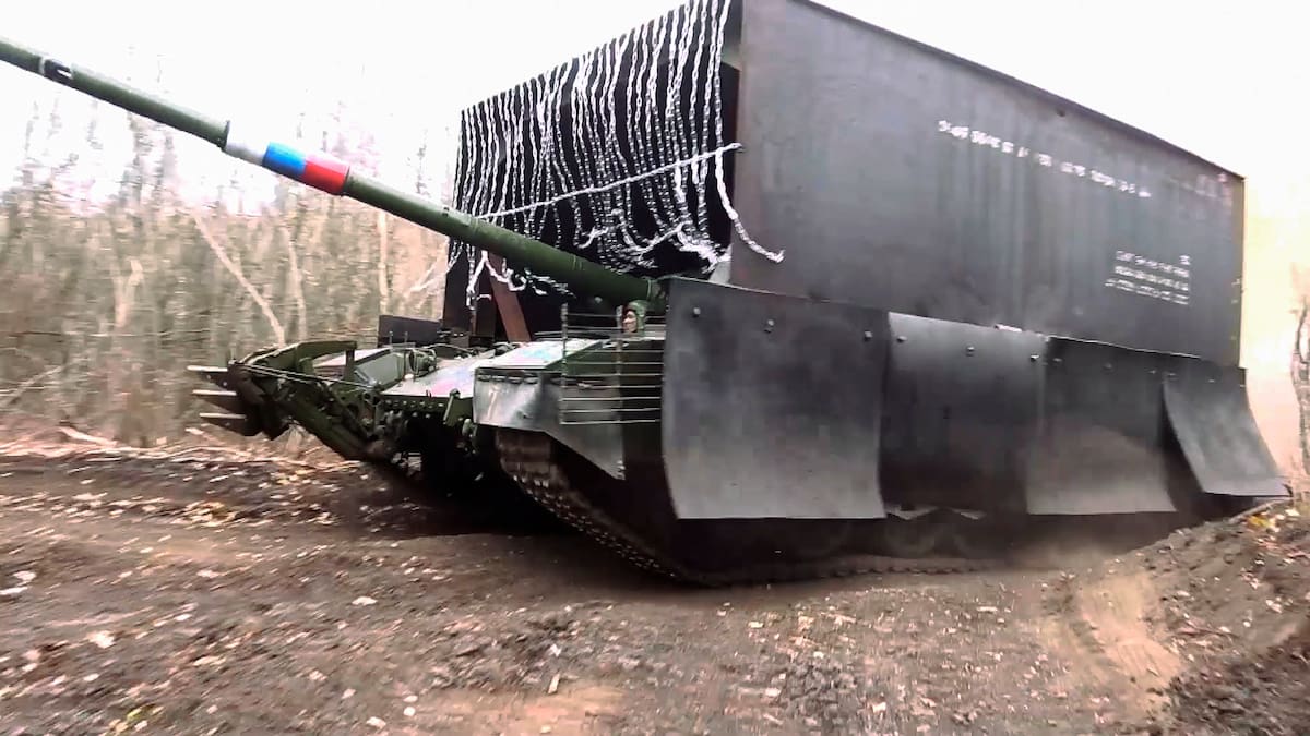Un tanque ruso T-80 rueda en la región de Donetsk en Ucrania. //AP