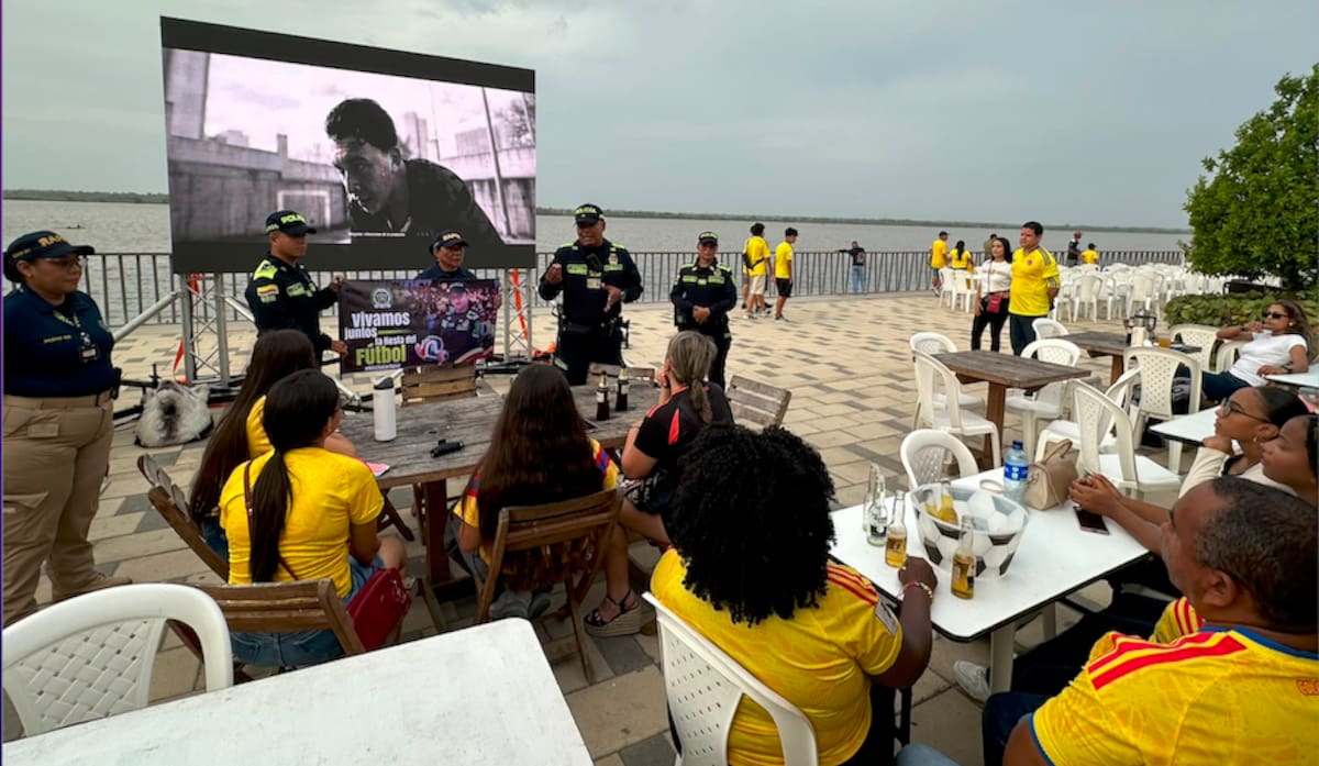 La Policía Metropolitana de Barranquilla anunció el acompañamiento de 700 agentes para vigilar los sitios estratégicos donde los ciudadanos van a presenciar el partido entre las selecciones de Colombia y Suiza.// Cortesía Policía Mebar.