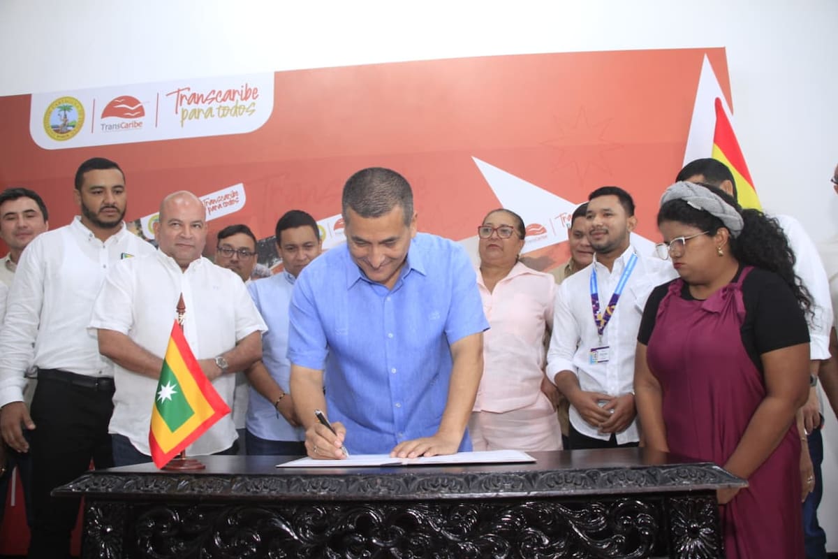 El alcalde Dumek Turbay firma el Acuerdo 009 de 2026, que establece la tarifa diferencial en Transcaribe. // Julio Castaño - El Universal
