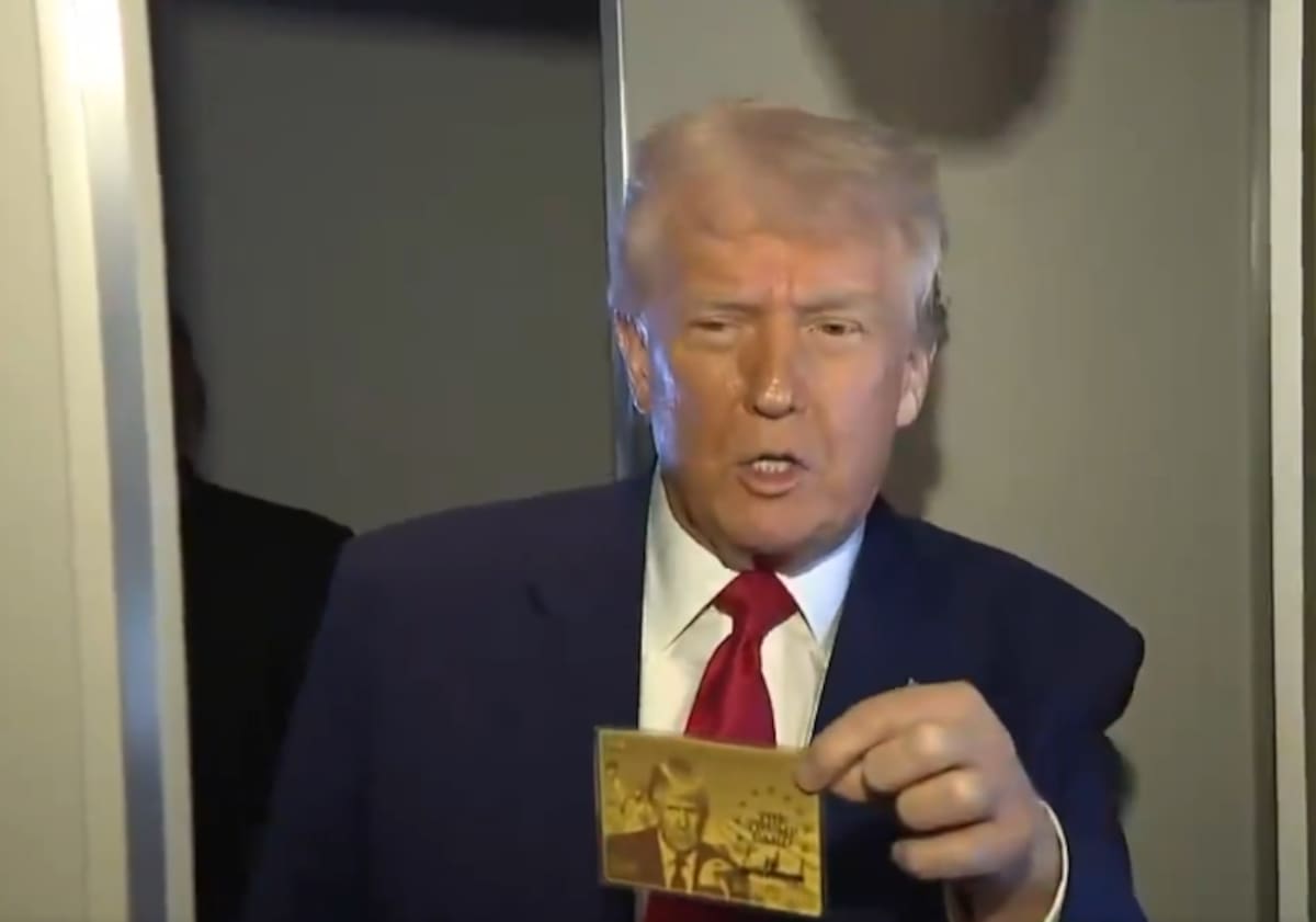 El presidente de Estados Unidos, Donald Trump, dando a conocer la "tarjeta dorada" para inmigrantes millonarios. // Captura de video.