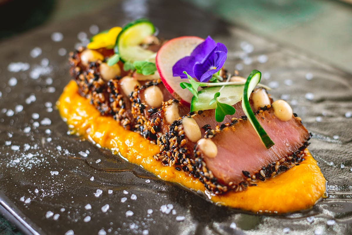 Tataki de atún con crema de calabaza y mayonesa de rocoto.