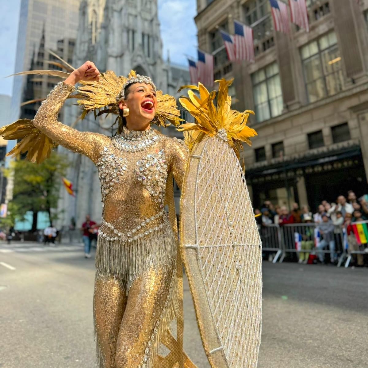 Tatiana Angulo Fernández De Castro, Reina del Carnaval 2025, lució el disfraz ‘Mohicana Bacana’, una fantasía en homenaje al legendario Mohicano Dorado, durante el Desfile de la Hispanidad celebrado este 13 octubre en Nueva York.//Cortesía.