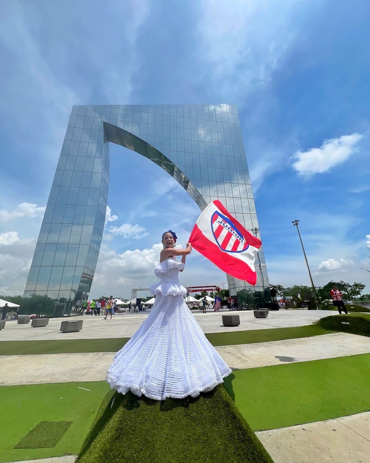 Tatiana Angulo Fernández De Castro, Reina del Carnaval de Barranquilla 2025, izó la bandera de Junior en la Ventana de Campeones.