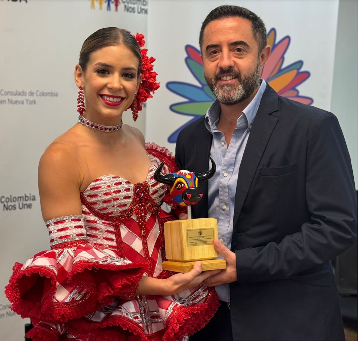 Tatiana Angulo Fernández De Castro, reina del Carnaval 2025, hace entrega de un presente a Andrés Mejía Pizano, cónsul general de Colombia en Nueva York.//Cortesía.