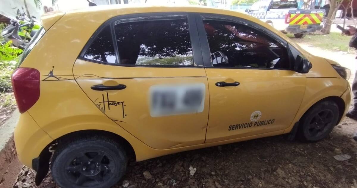 Los presuntos delincuentes se encontraban dentro de un taxi al momento de la captura. //Cortesía Policía