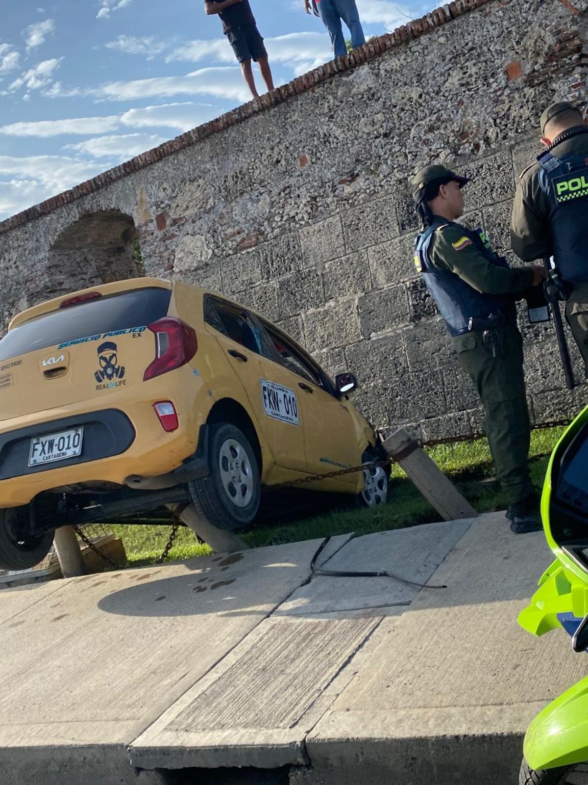 Taxi se estrella contra postes en la avenida Santander de Cartagena. // Foto: cortesía