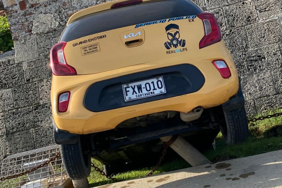 Taxi casi choca contra la muralla: así ocurrió el insólito accidente