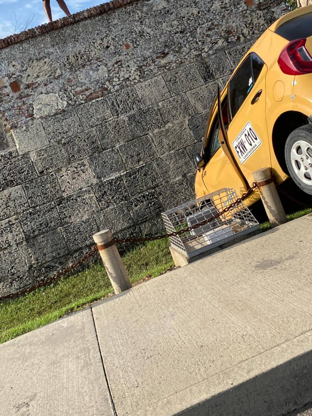 Taxi se estrella contra postes en la avenida Santander de Cartagena. // Foto: cortesía