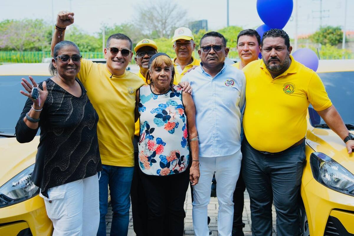 Dumek Turbay hace entrega de dos taxis nuevos. // Foto: cortesía - Alcaldía de Cartagena.