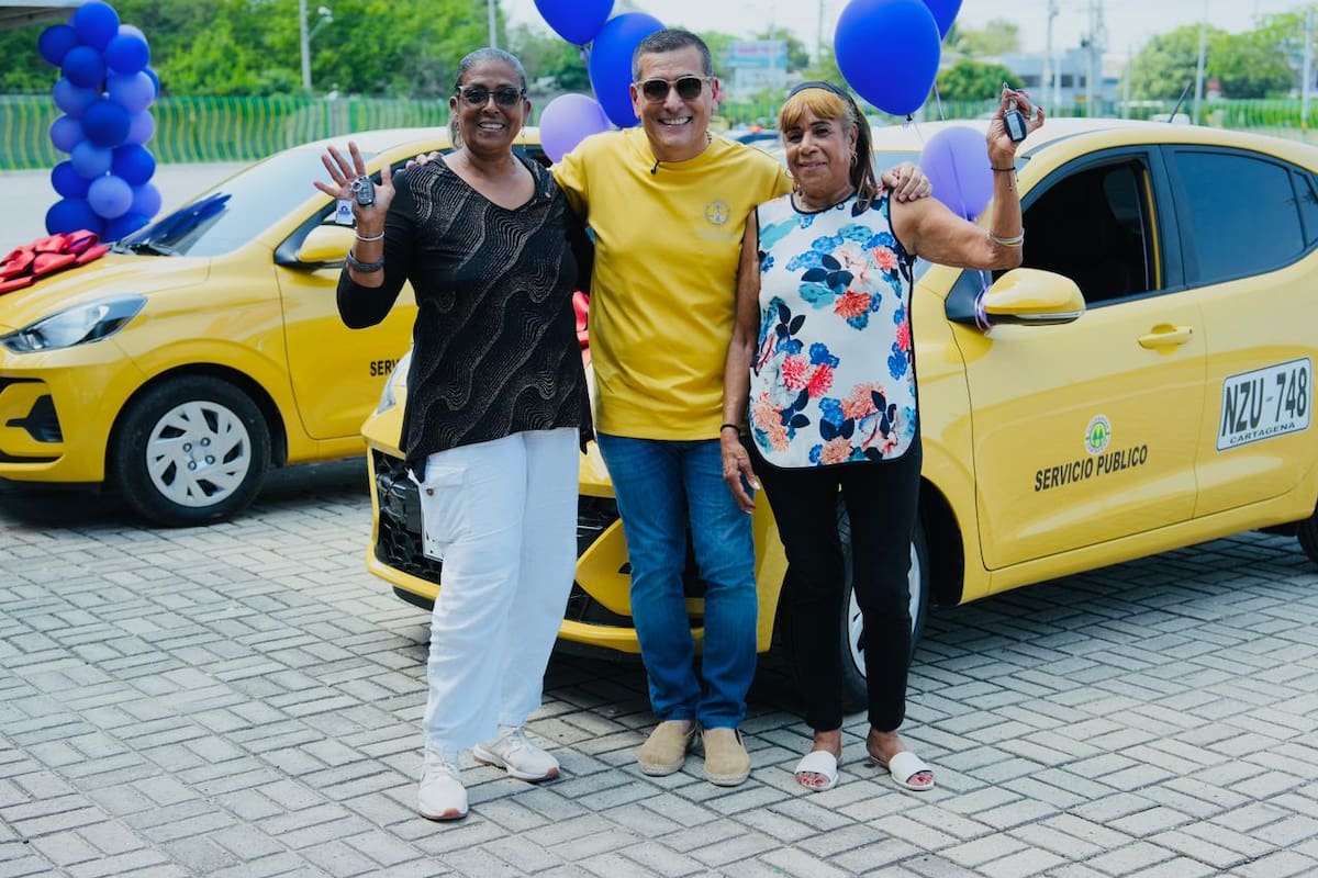 Dumek Turbay entrega dos taxis nuevos a mujeres conductoras en Cartagena