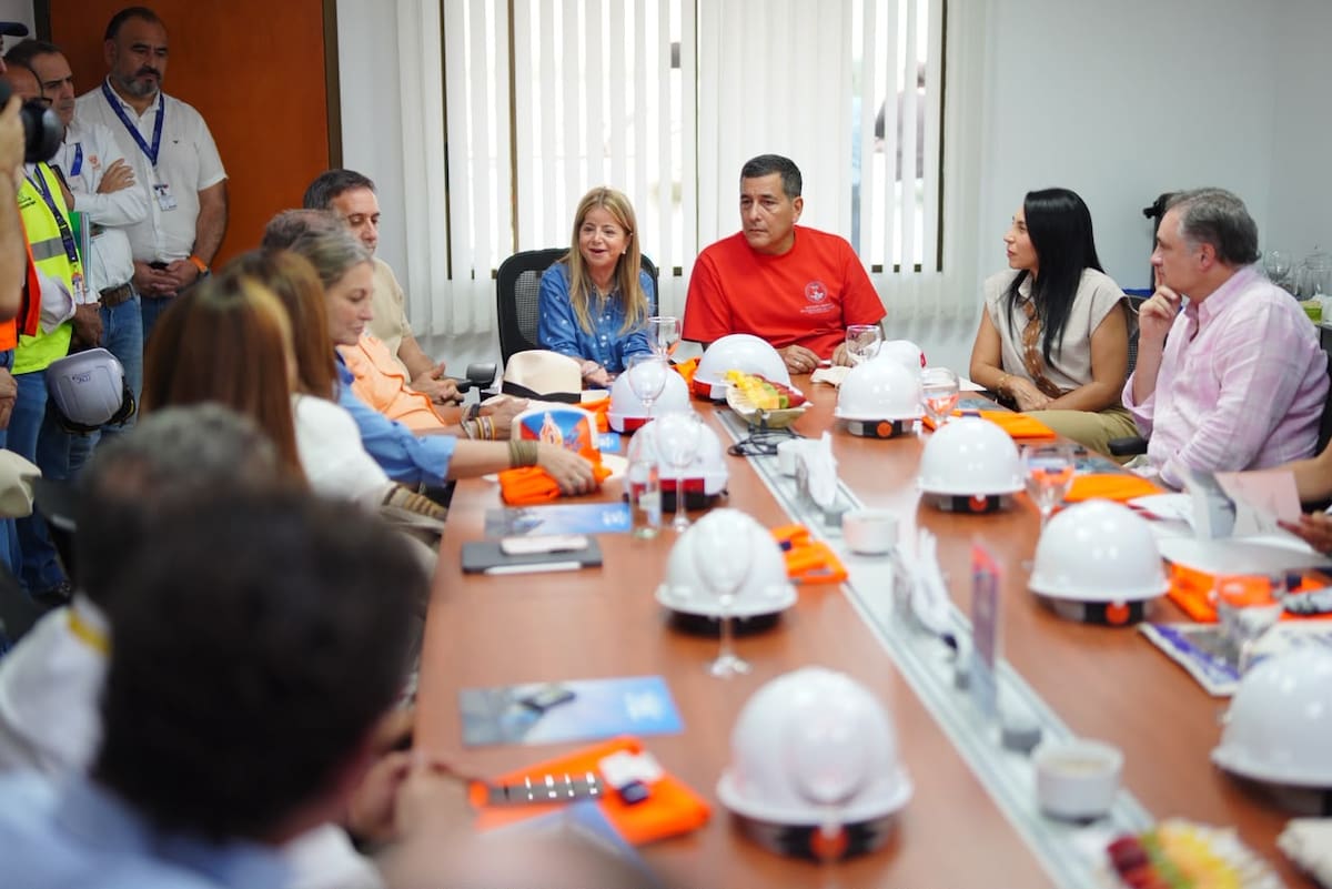 El anuncio de las nuevas instalaciones para los taxistas del aeropuerto Rafael Núñez, fue socializado durante la visita a Cartagena de la ministra de Transporte, Elsa Noguera, y el recorrido que realizó junto al alcalde Dumek Turbay por las obras del aeropuerto, en el marco de las conversaciones adelantadas entre el Distrito, la Aeronáutica Civil y los representantes del sector. // Foto: Cortesía - Alcaldía de Cartagena.