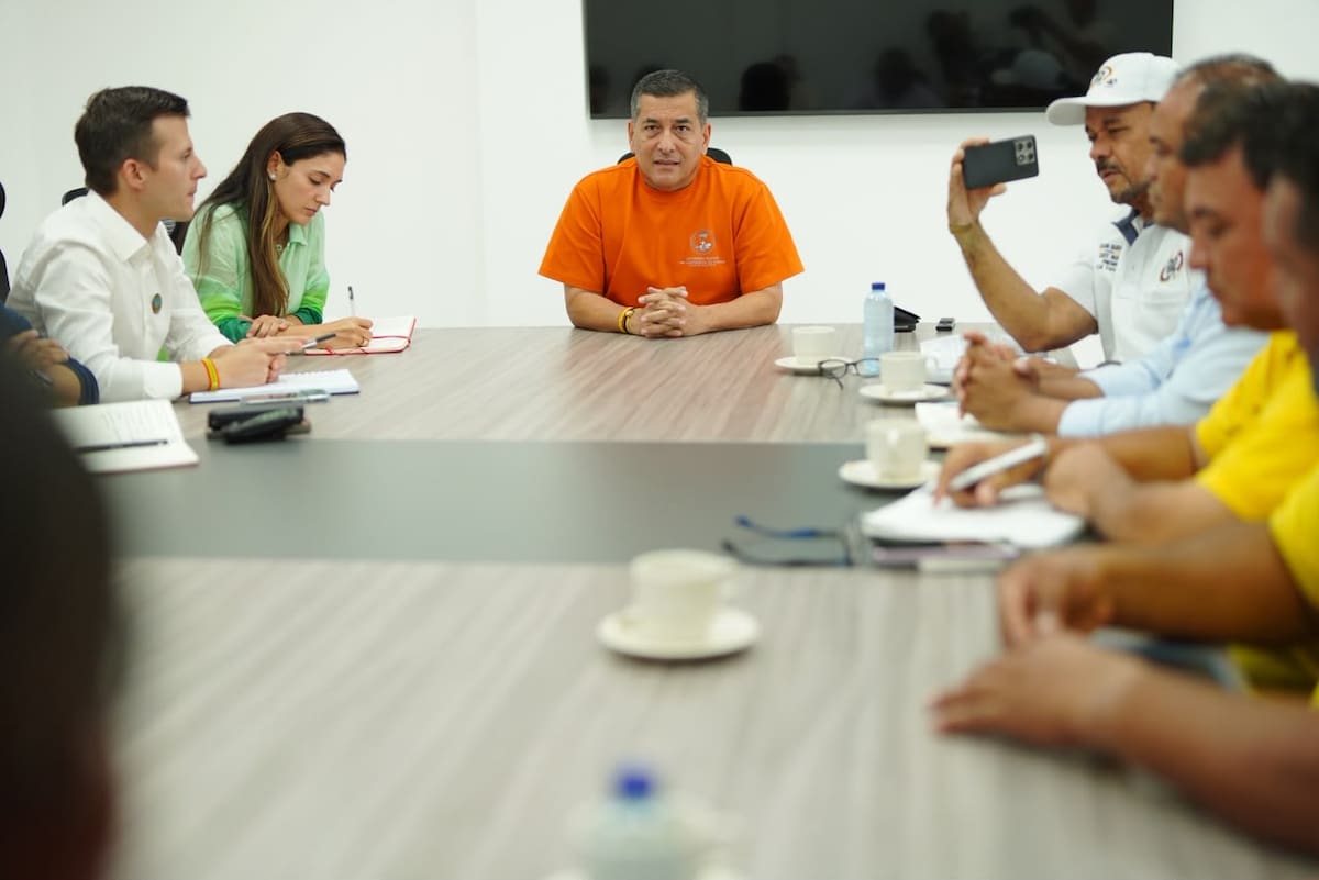 El alcalde Dumek Turbay presentó a los taxistas del aeropuerto Rafael Núñez el proyecto de su nueva sede de operaciones. // Foto: Cortesía - Alcaldía de Cartagena.
