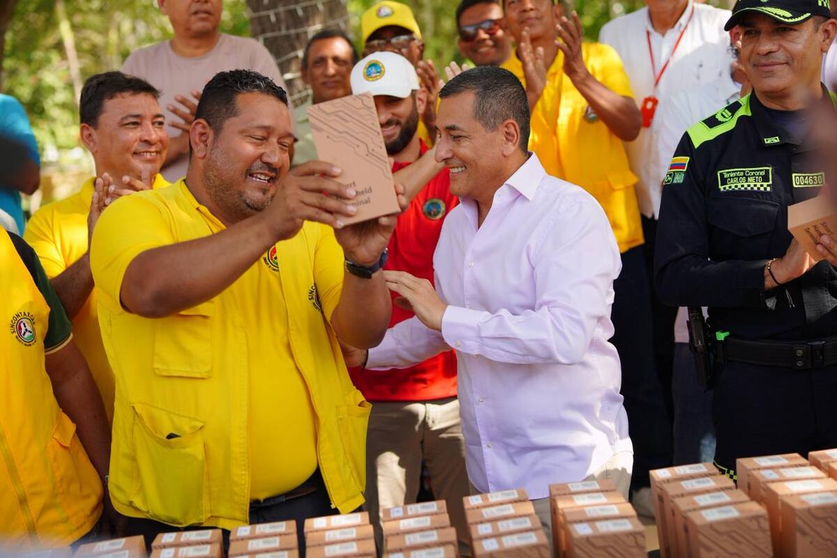 Alcaldía de Cartagena entrega equipos a taxistas para frenar delitos
