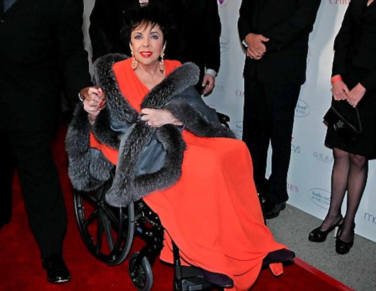 Varios vestidos y joyas que usó Elizabeth Taylor se ponen a la venta. Stefano Paltera - AP
