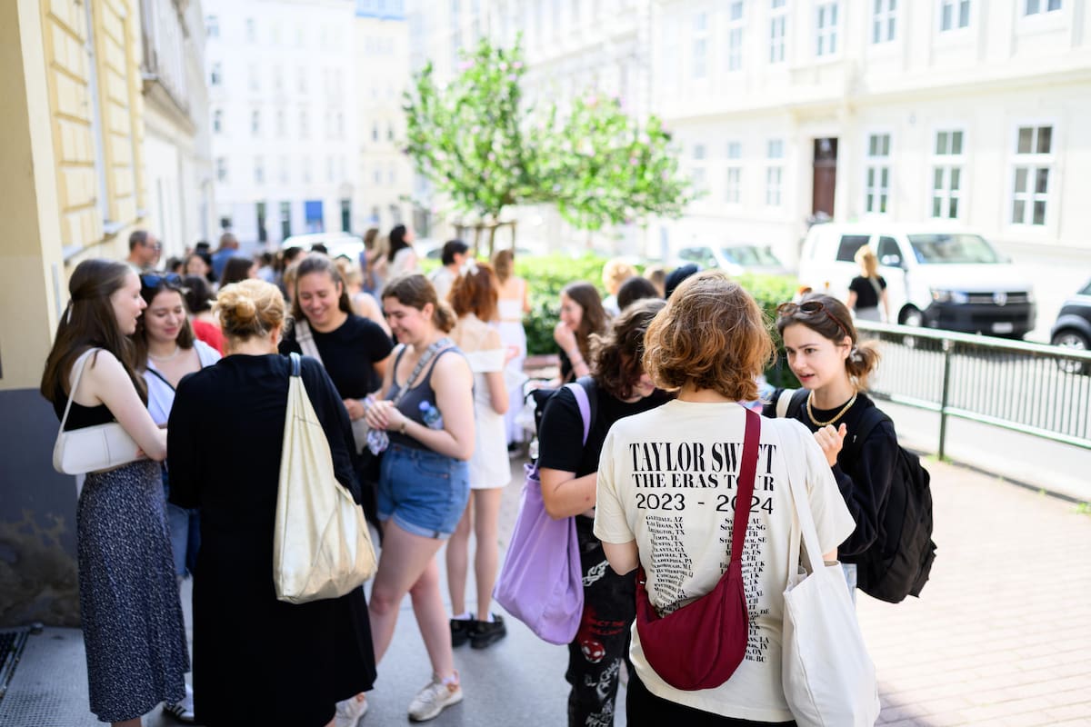 Los fanáticos se encuentran cerca del 'árbol de la pulsera de la amistad' después de que el organizador cancelara los tres conciertos de la cantautora estadounidense Taylor Swift debido al riesgo de un ataque, en Viena, Austria. //EFE