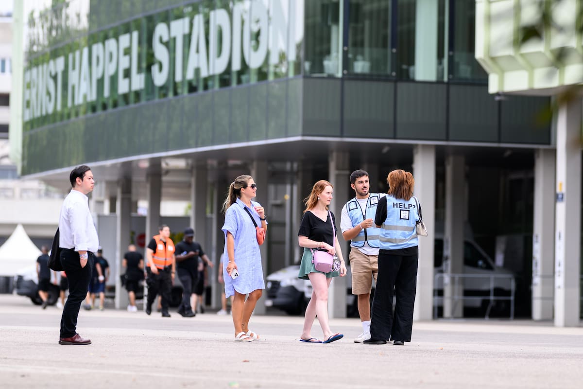 Los visitantes hablan con el personal de seguridad en el estadio Ernst Happel después de que el organizador cancelara los tres conciertos de la cantautora estadounidense Taylor Swift debido al riesgo de un ataque, en Viena, Austria. //EFE