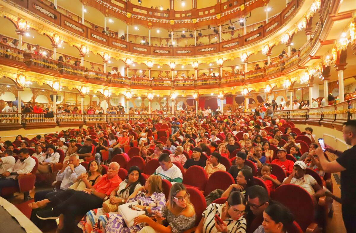 El Teatro Adolfo Mejía se iluminó con la presentación del musical la Máquina de los Sueños. // Foto: cortesía